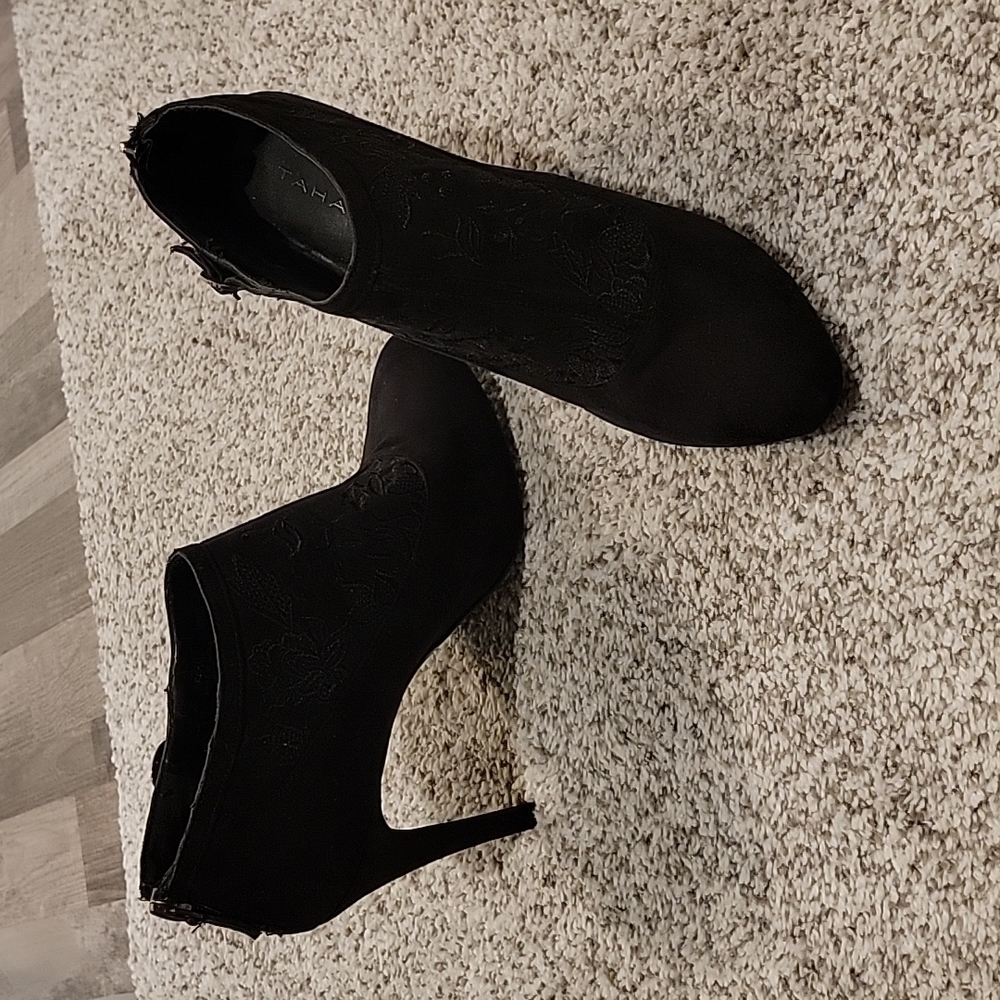 Tahari Black Booties 8.5.
